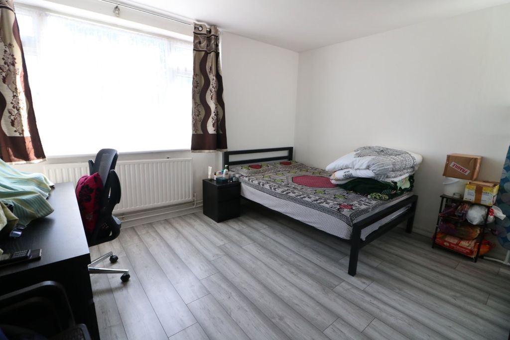 Property photo 2 of 5 Bedroom