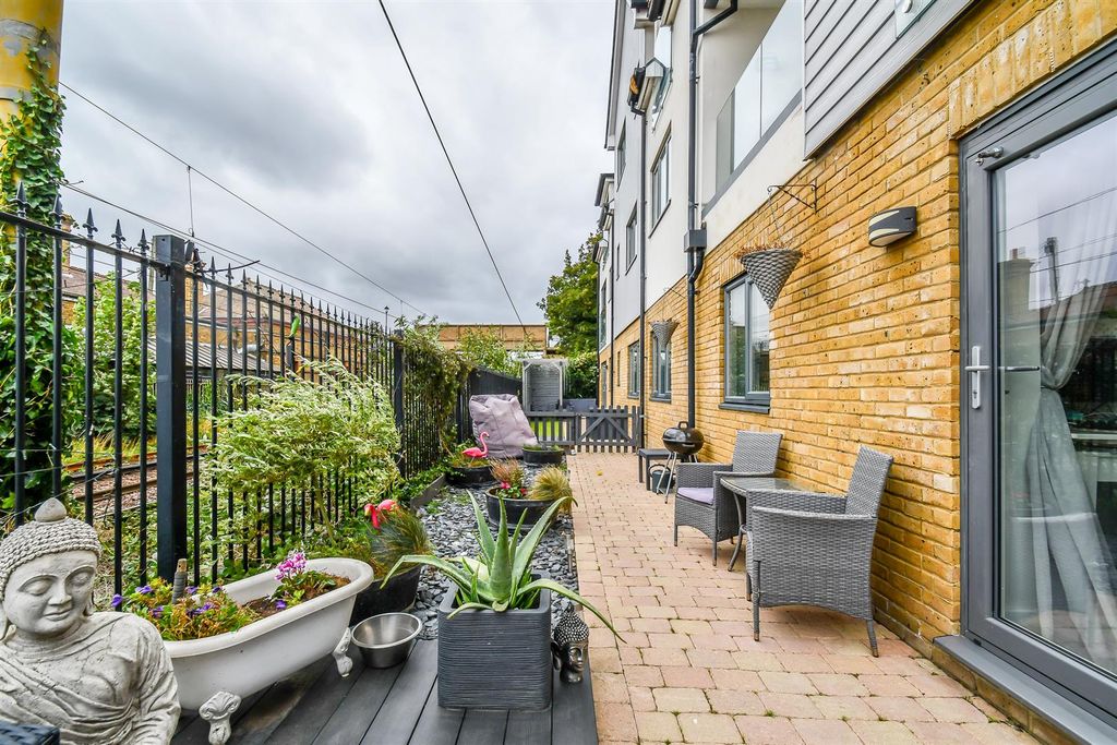 Property photo 1 of 16 Terrace