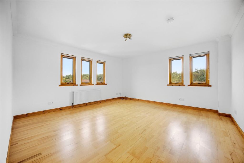 Property photo 3 of 12 06-112_Glen_Sannox_Drive_Cumbernauld_006.Jpg