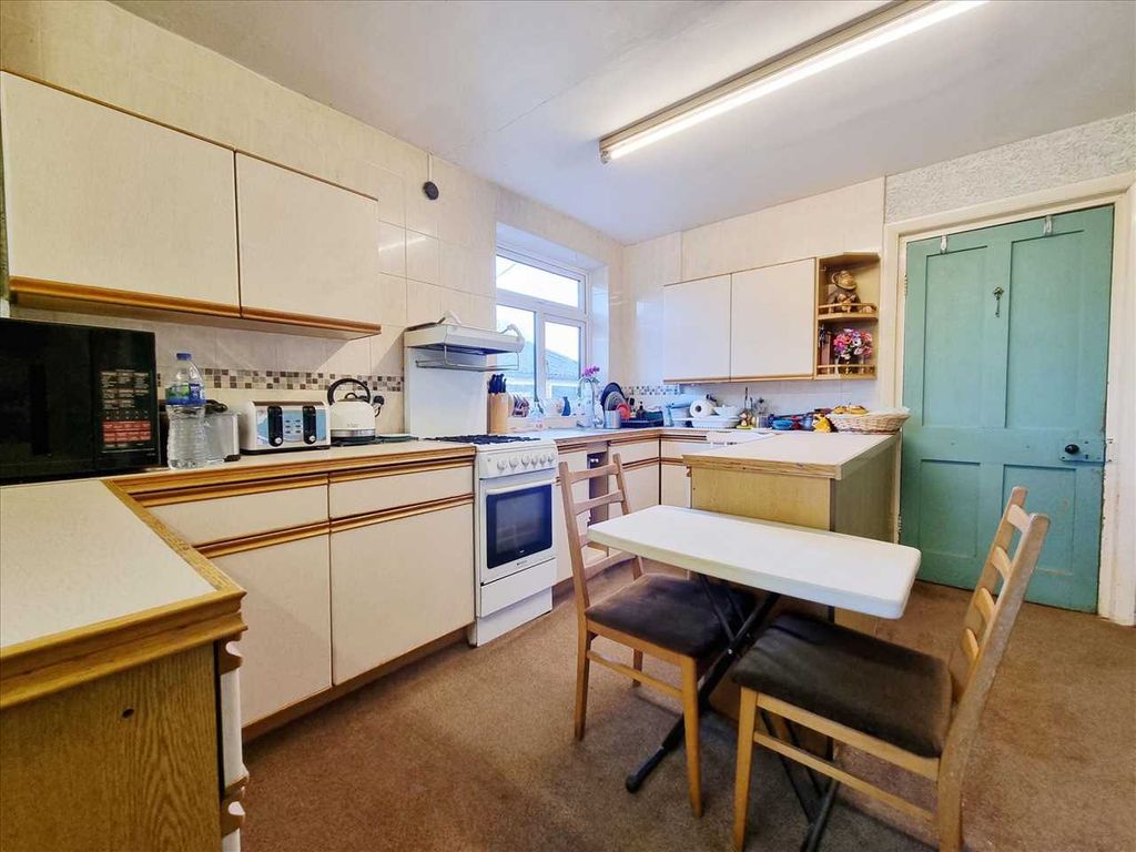 Property photo 3 of 12 Kitchen Diner: