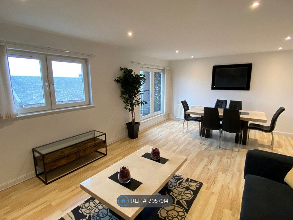 Property photo 1 of 29 Living / Dining Room