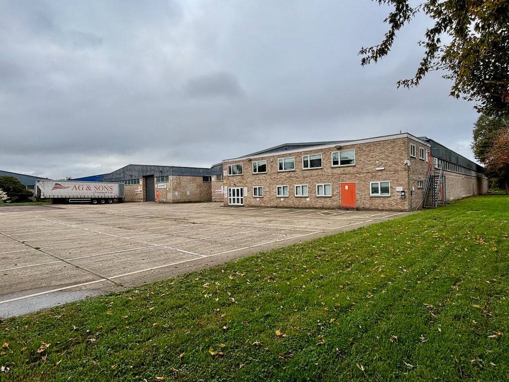 Property photo 3 of 12 15 16 Albone Way Biggleswade Warehouse Yard 2.Jpeg