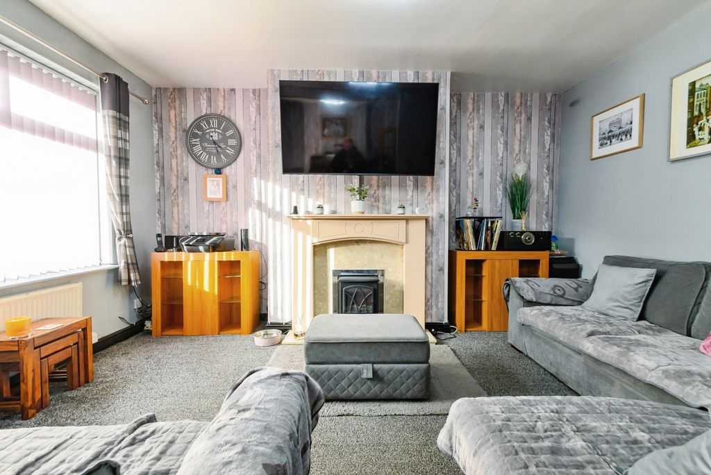 Property photo 3 of 19 Lounge