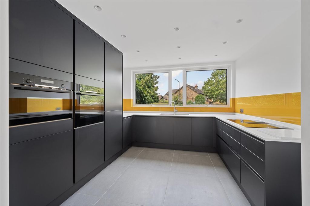 Property photo 3 of 23 56 Cottenham Drive,4.Jpg