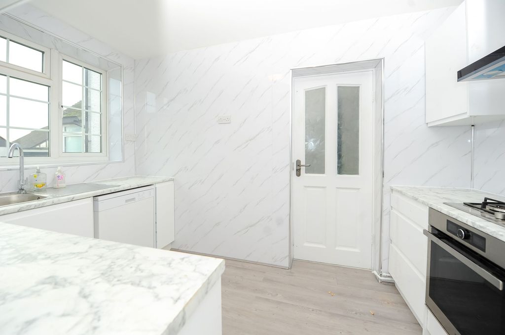 Property photo 2 of 10 Kitchen