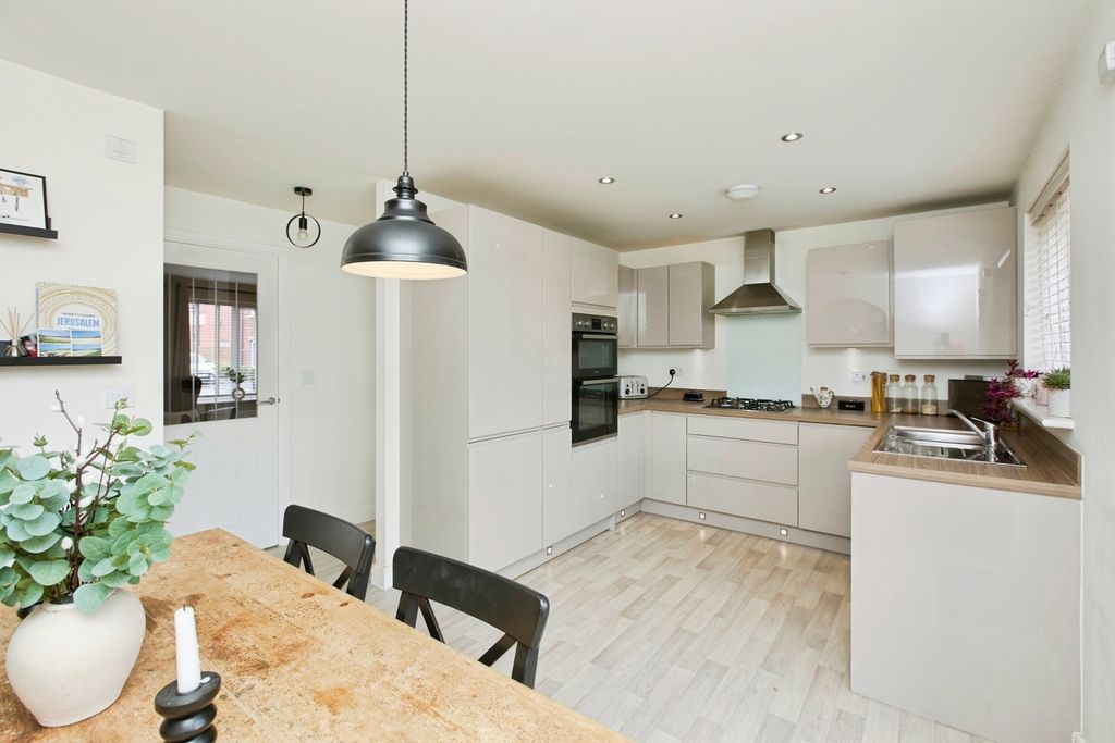 Property photo 3 of 17 Kitchen/Diner