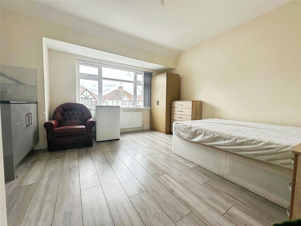 Property photo 2 of 6 Bedroom