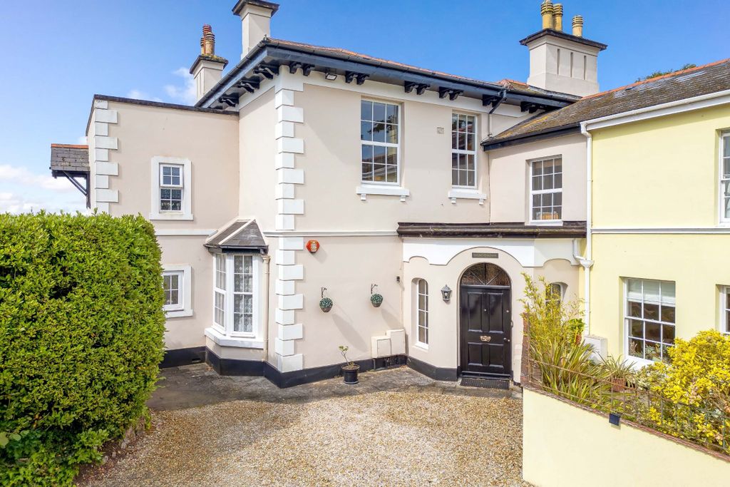 Property photo 2 of 34