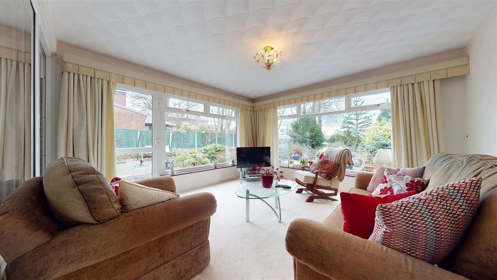 Property photo 3 of 39 Conservatory/Family Room