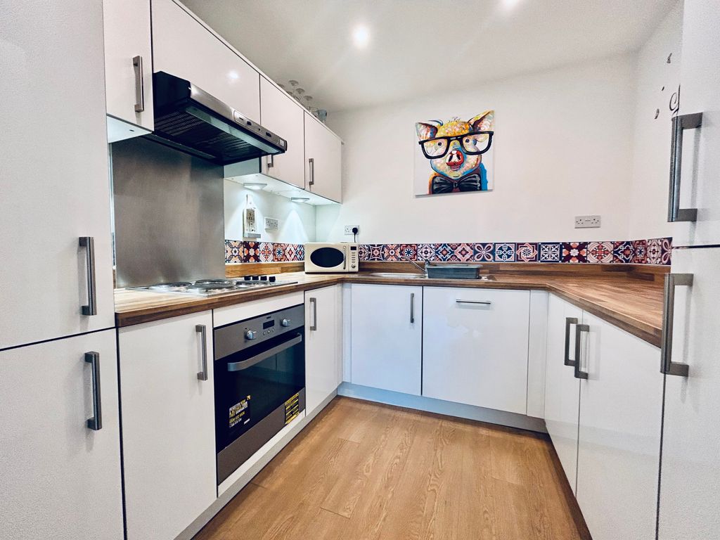 Property photo 3 of 10 Kitchen