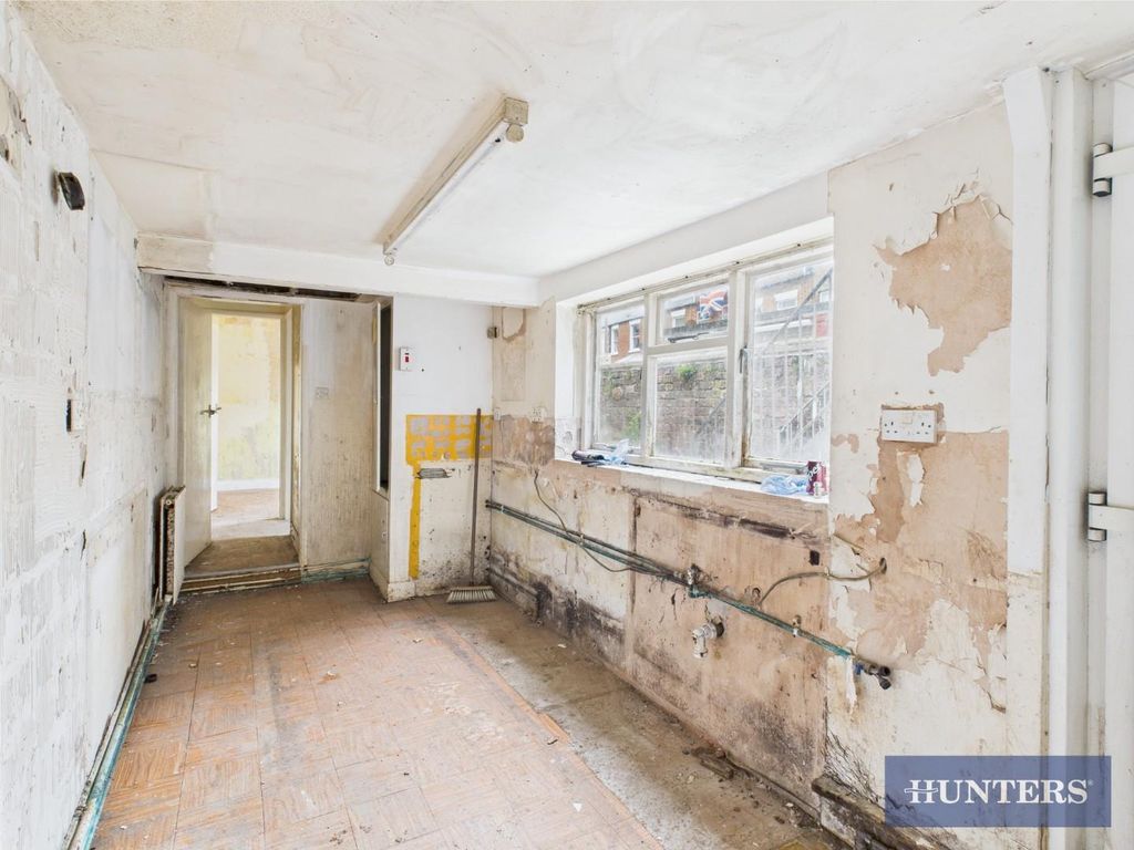Property photo 3 of 8 Kitchen