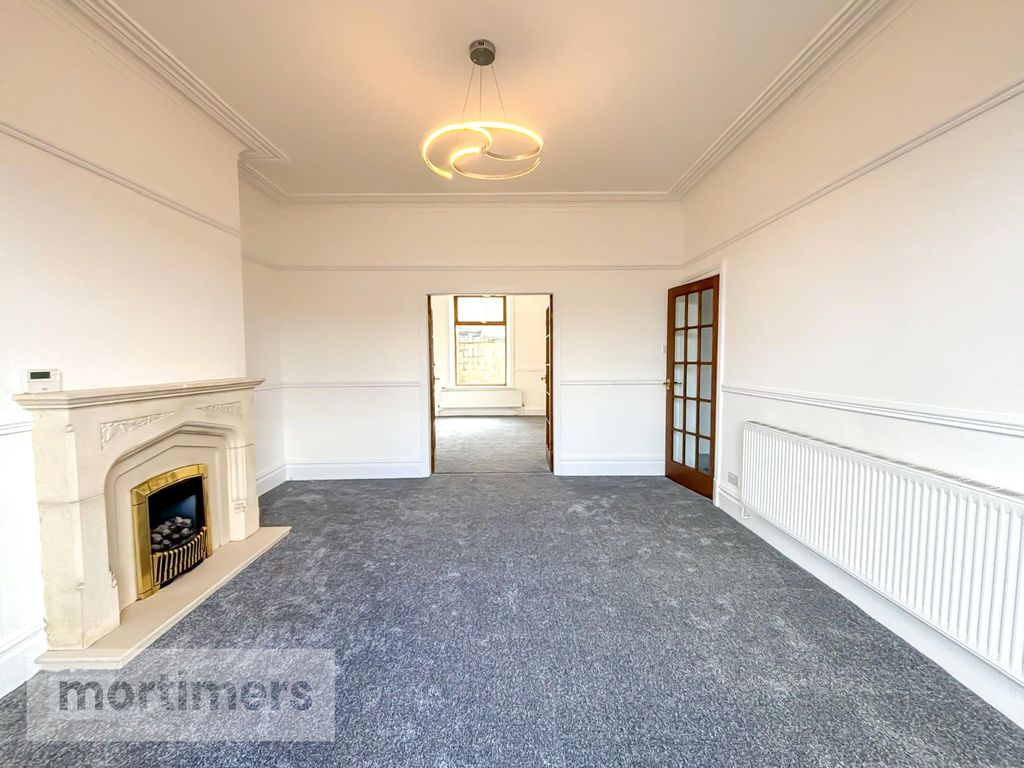 Property photo 3 of 18 Living Room