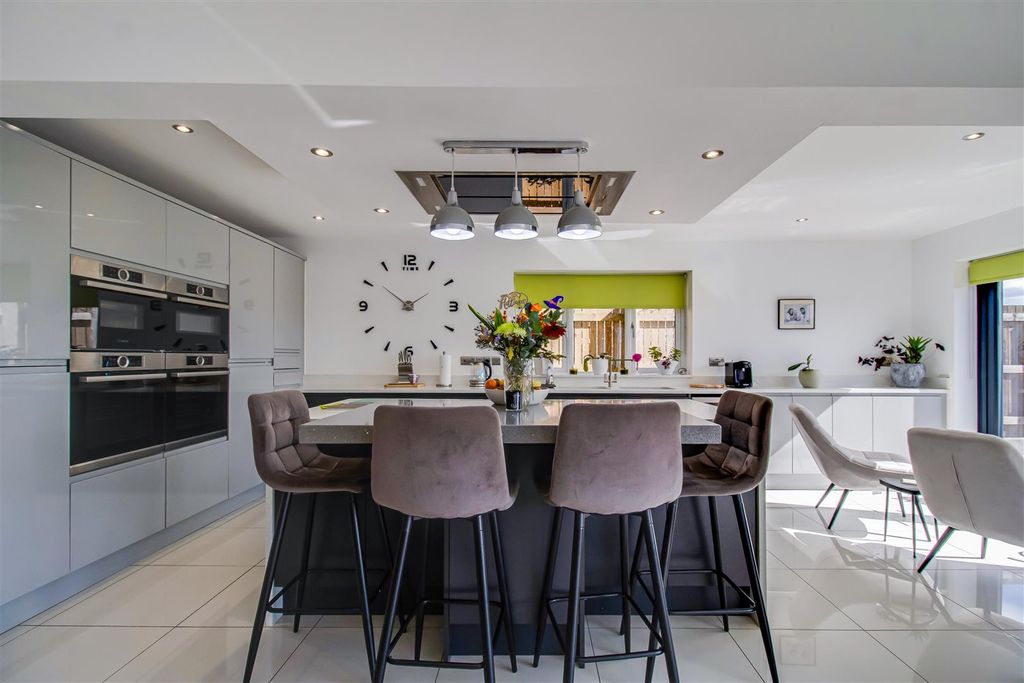 Property photo 3 of 31