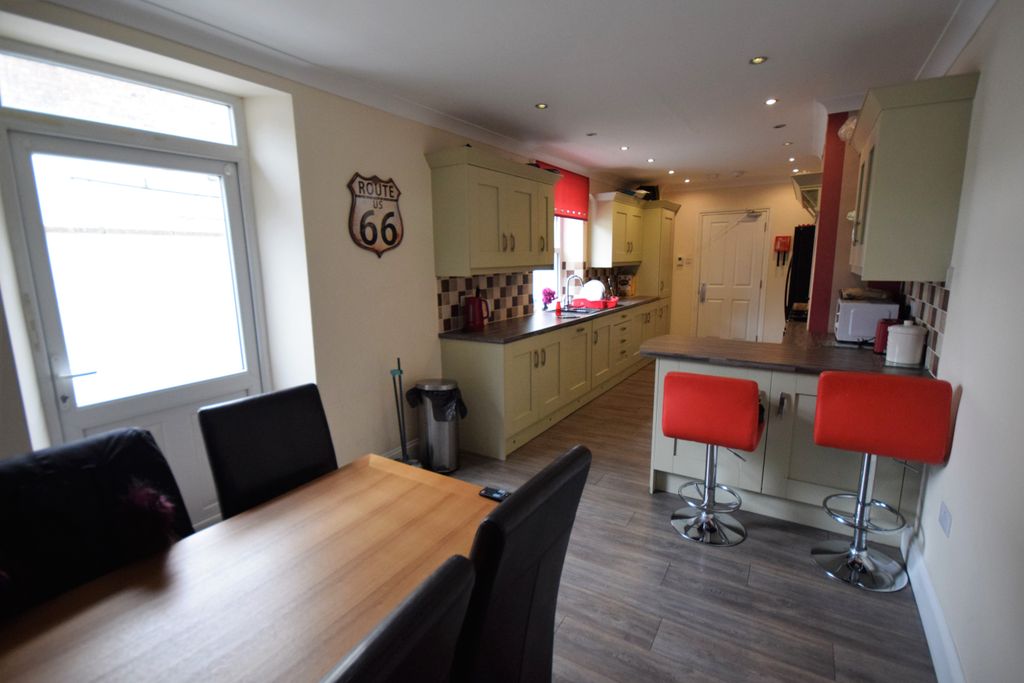 Property photo 3 of 5 Kitchen/ Communal Area