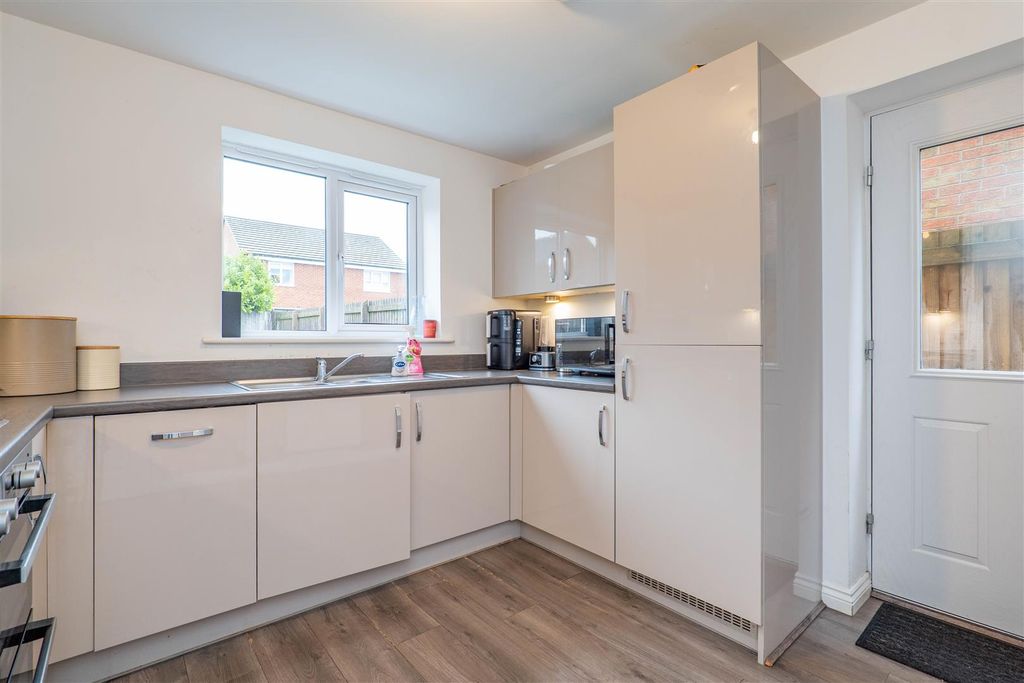 Property photo 3 of 25 Kitchen
