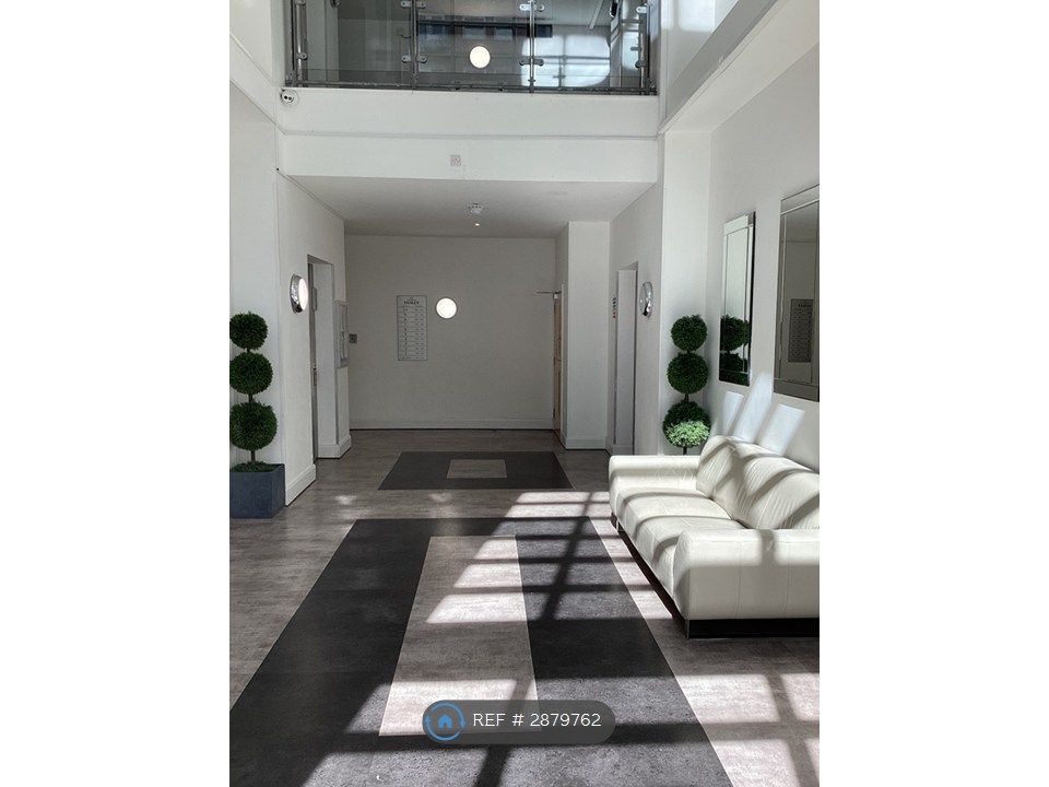 Property photo 3 of 19 Entrance Hall
