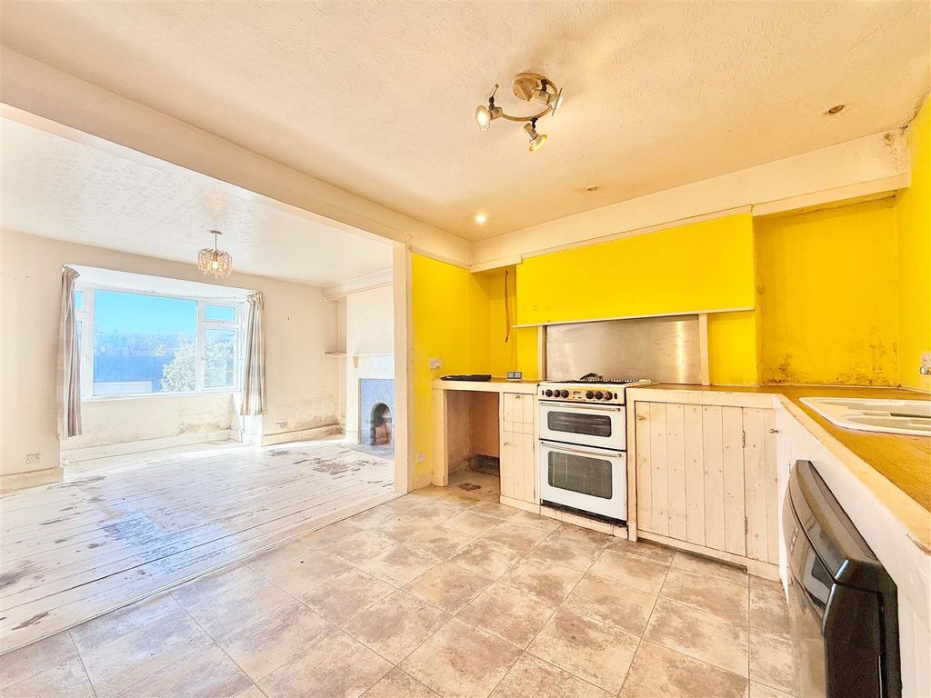 Property photo 3 of 15 Kitchen Towards Living.Jpg