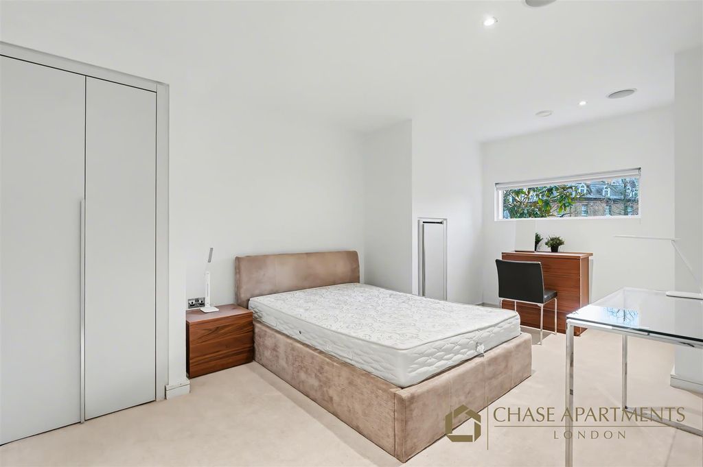 Property photo 2 of 12 Caro Point, Grosvenor Waterside Sw1W 8Qd-1.Jpg