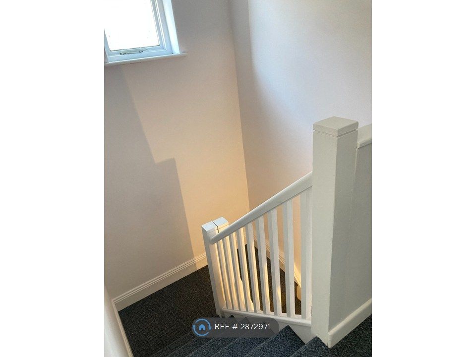 Property photo 2 of 7 Stairwell