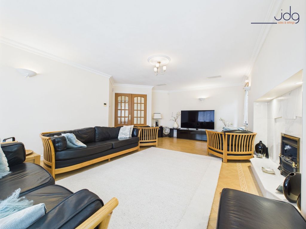 Property photo 3 of 26 Impressive Size Lounge