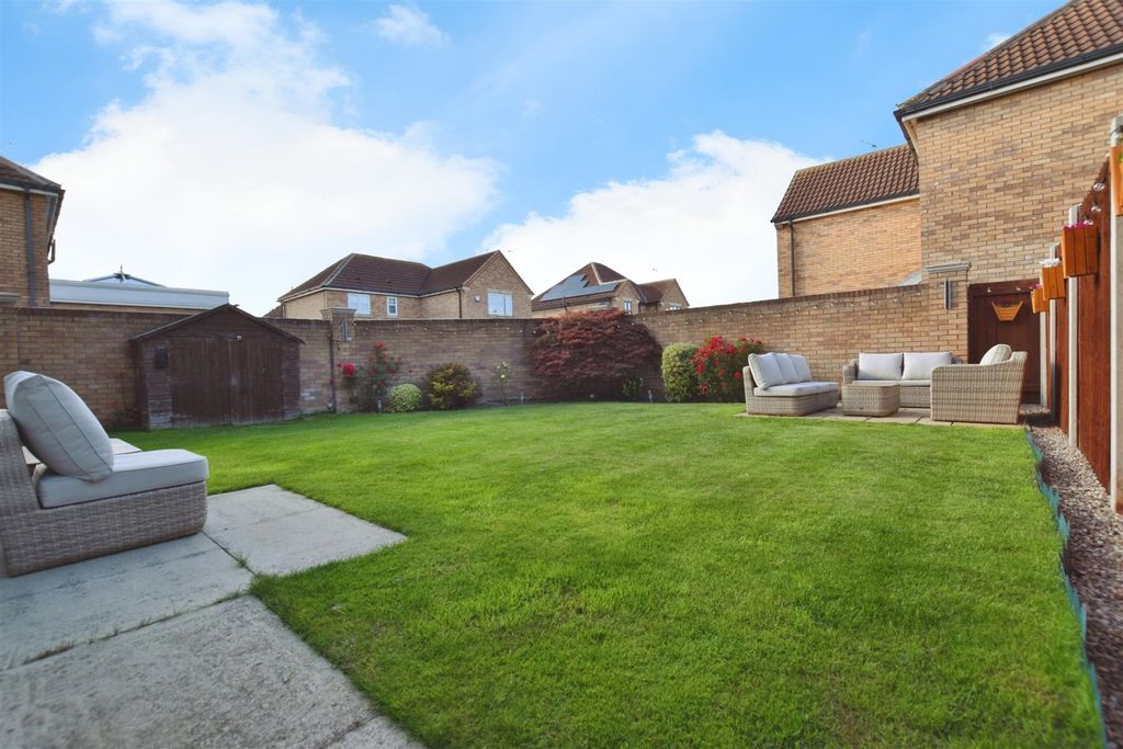 Property photo 2 of 27 Gardens