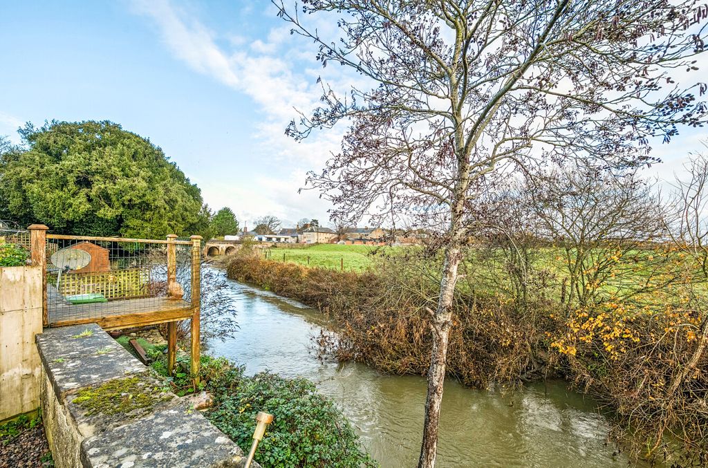 Property photo 2 of 13 1387741-21-693Bf7...