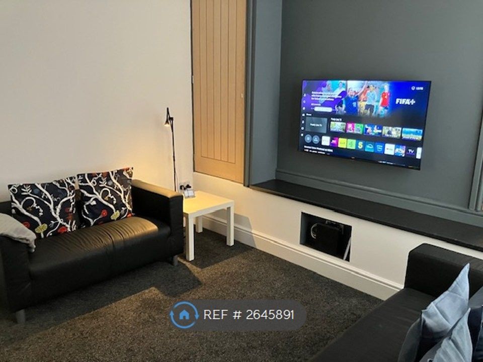 Property photo 3 of 33 Living Room