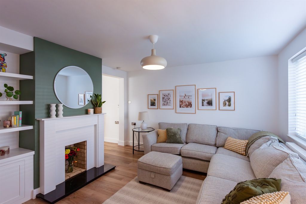 Property photo 2 of 27 Lounge