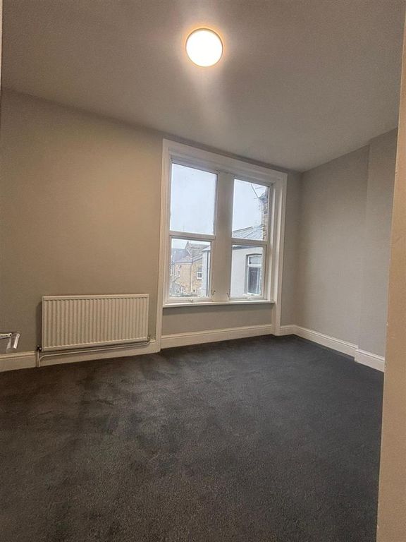 Property photo 2 of 6 Bedroom.Jpg