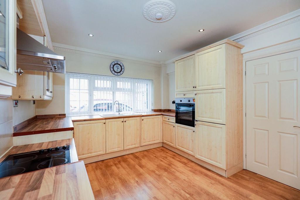 Property photo 2 of 17 Kitchen