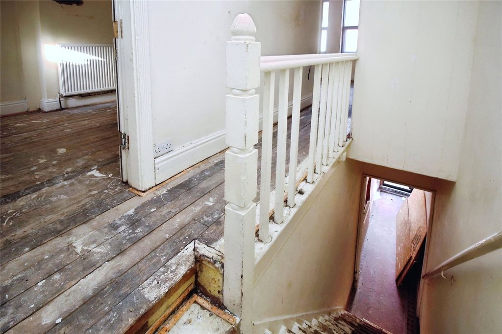Property photo 3 of 12 Landing