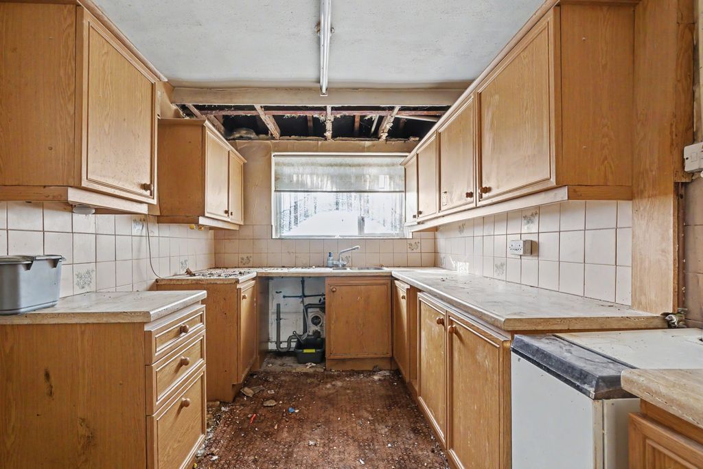 Property photo 2 of 11 Kitchen