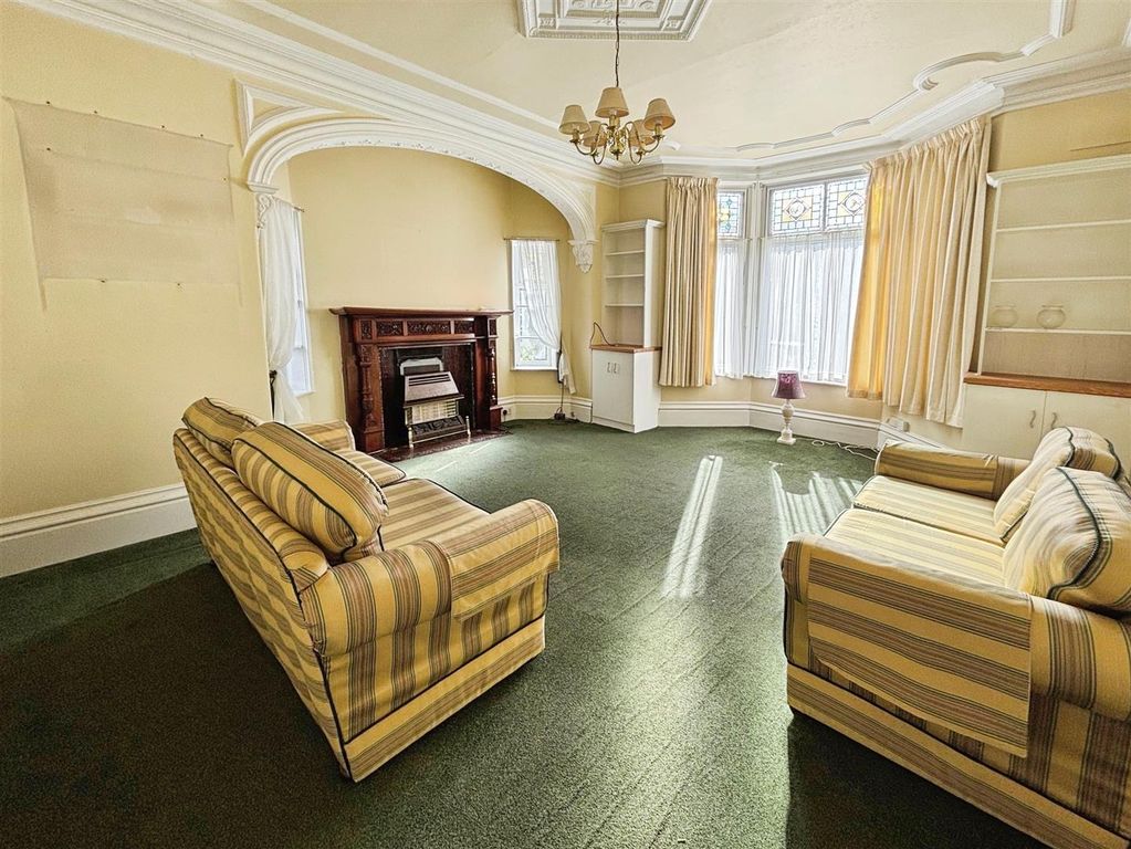 Property photo 3 of 19 Lounge