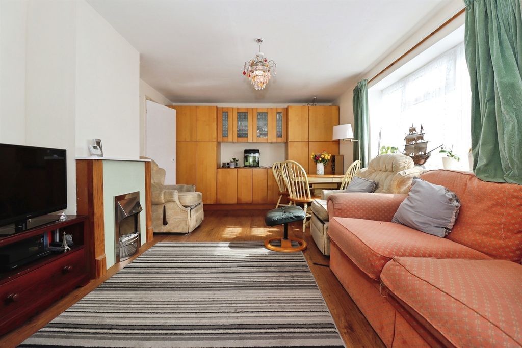 Property photo 2 of 8