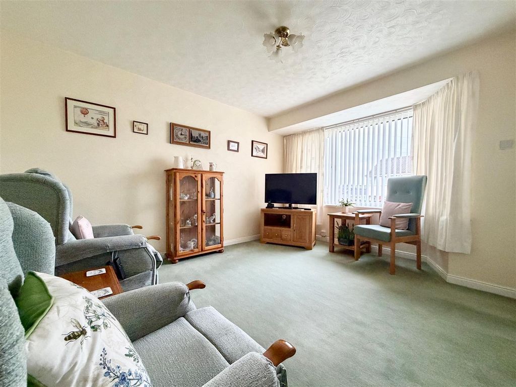 Property photo 2 of 11 Lounge