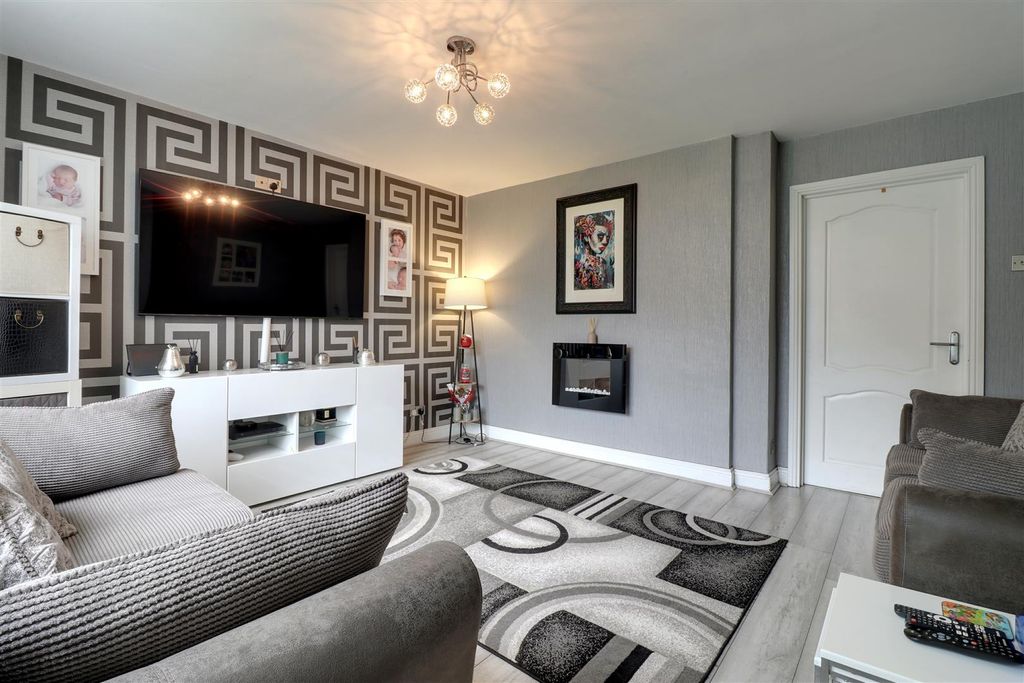 Property photo 3 of 19 Lounge