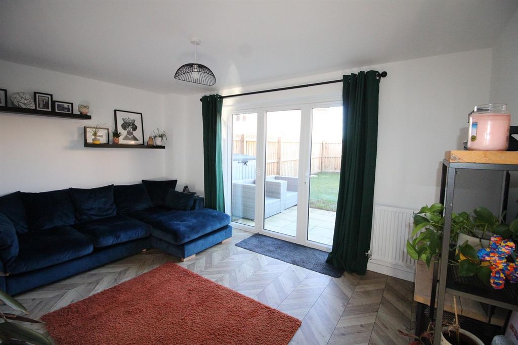 Property photo 2 of 12 3 Winter Cl-Lounge1.Jpg