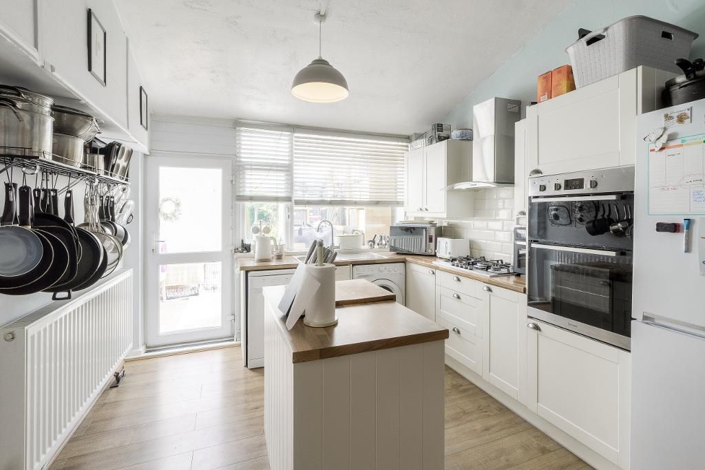 Property photo 3 of 11 Kitchen