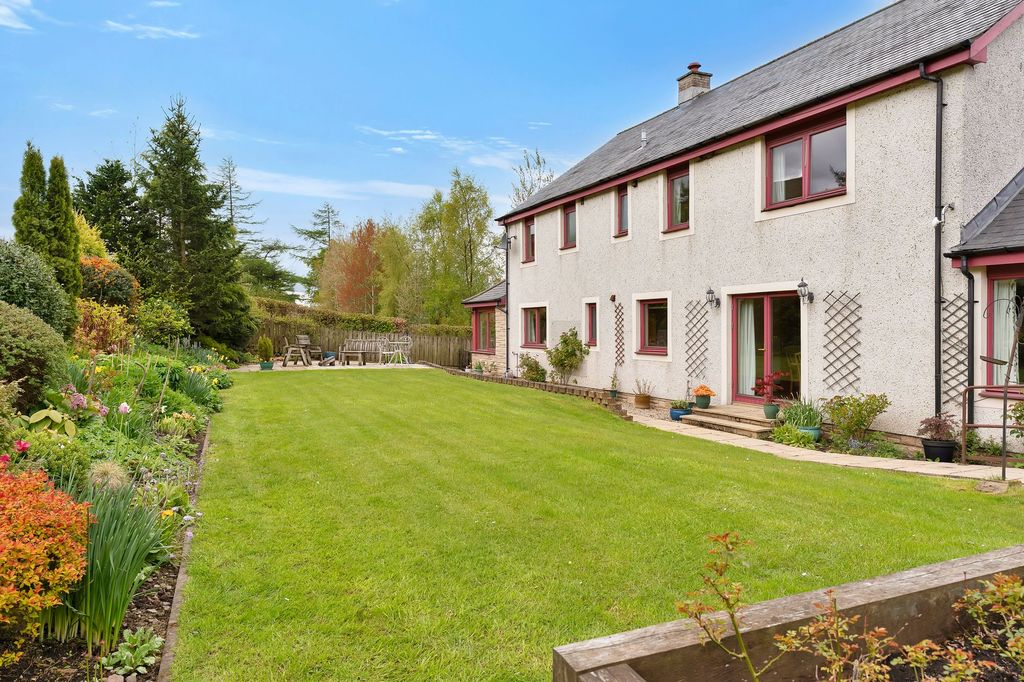 Property photo 1 of 62 Rear Garden