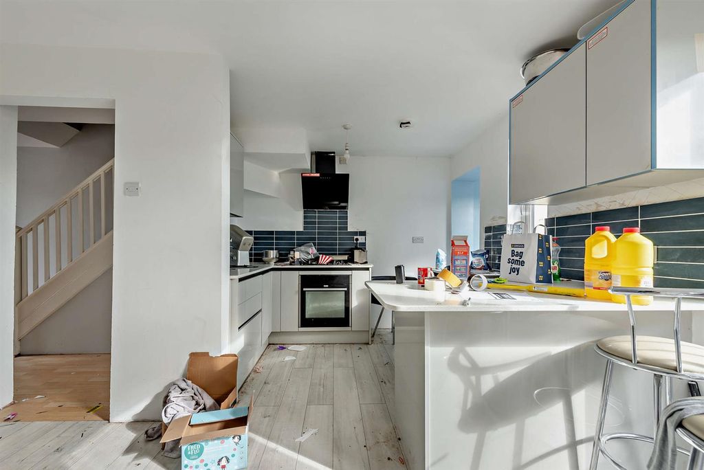 Property photo 2 of 9 8667166-Interior06-800.Jpg