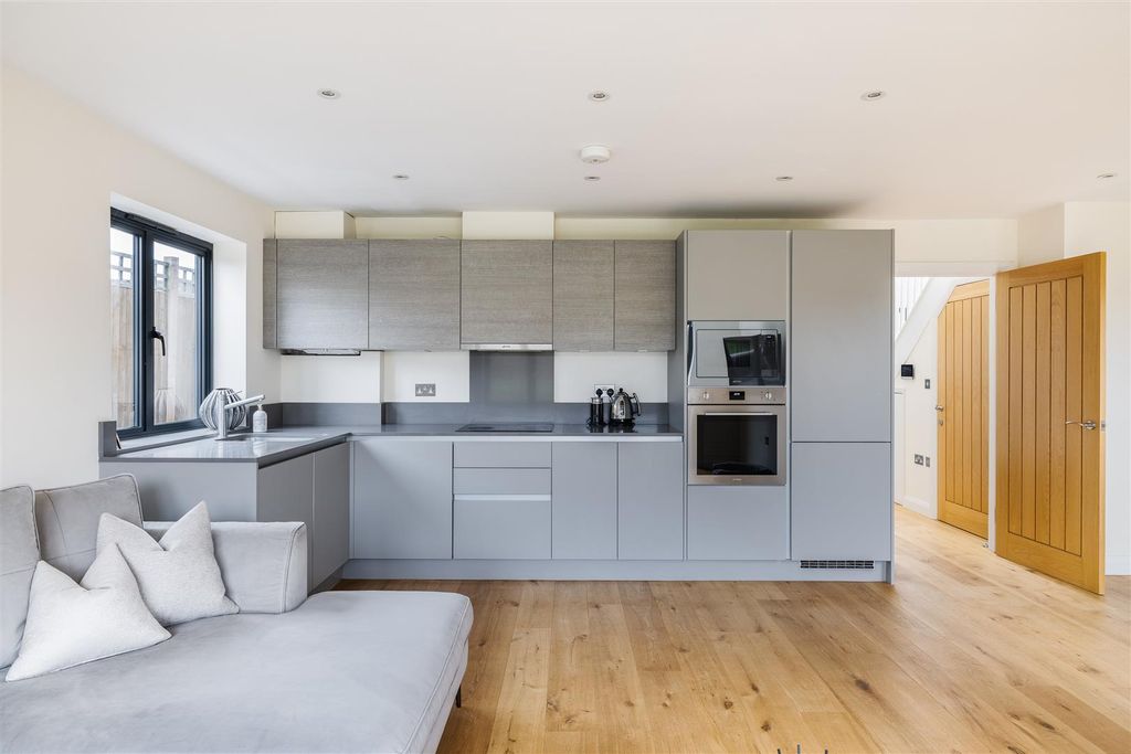 Property photo 3 of 32 Sewardstone Road E4