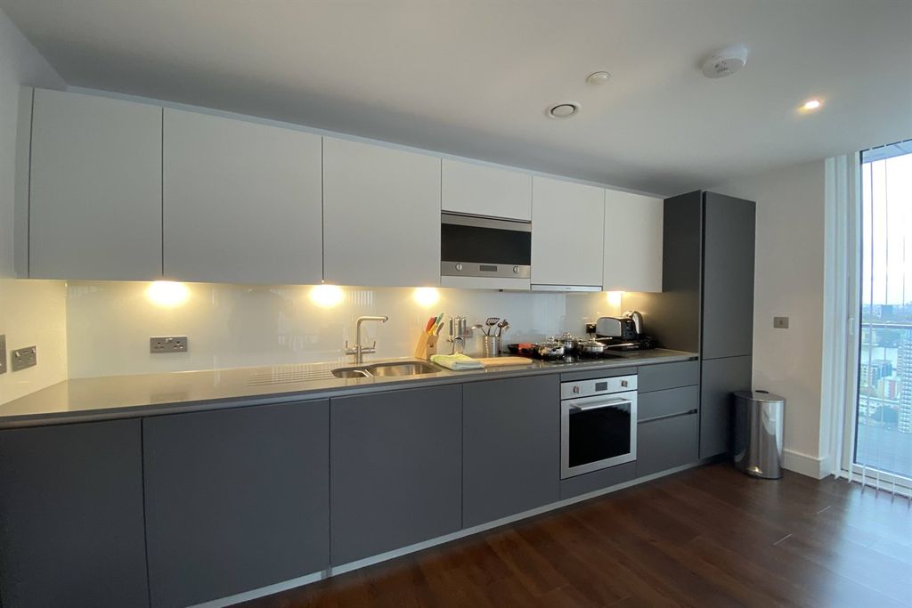 Property photo 3 of 9 Kitchen