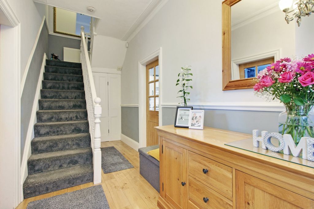 Property photo 3 of 20 Entrance Hall