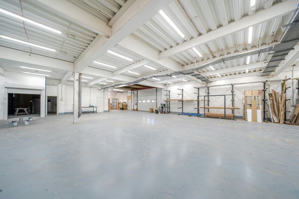 Property photo 3 of 11 13136534685Bf2B11E9B8.Jpg