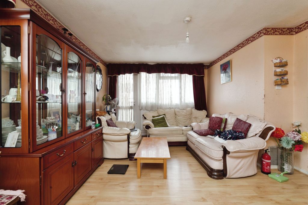 Property photo 2 of 17 6
