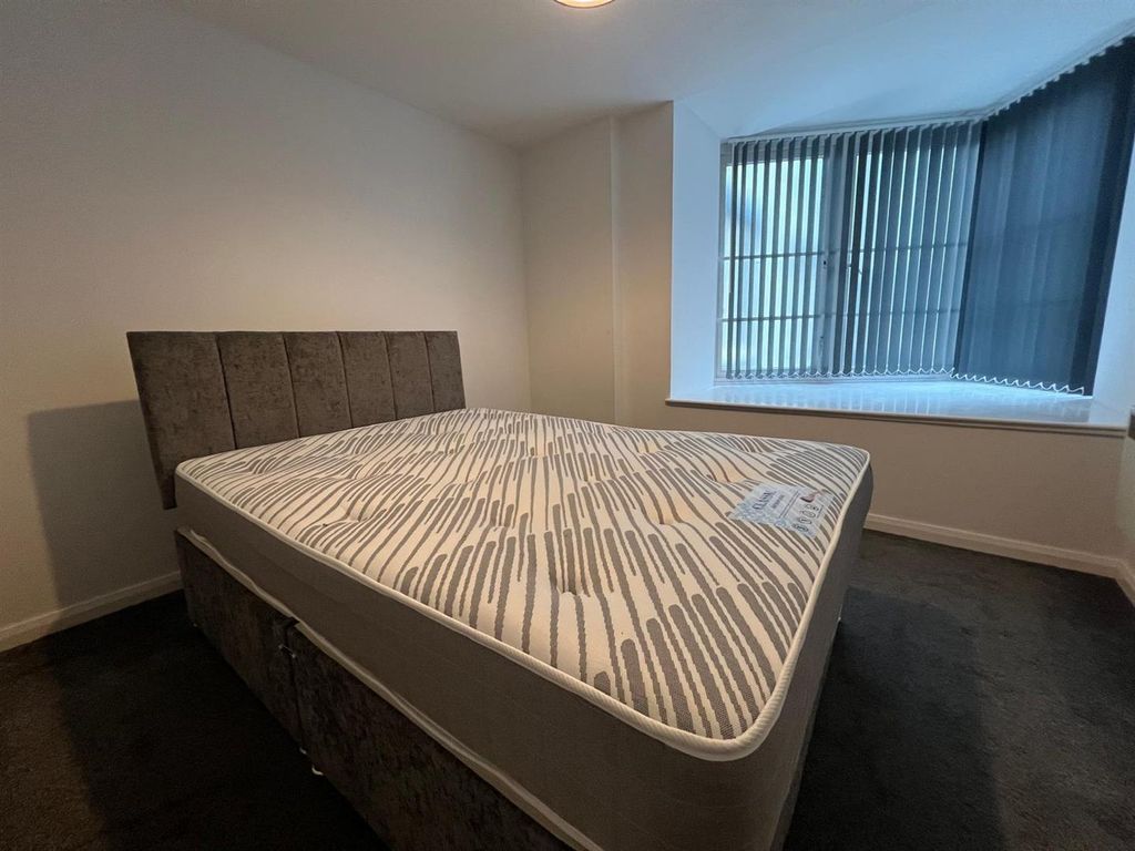 Property photo 2 of 6 Bedroom...Jpg