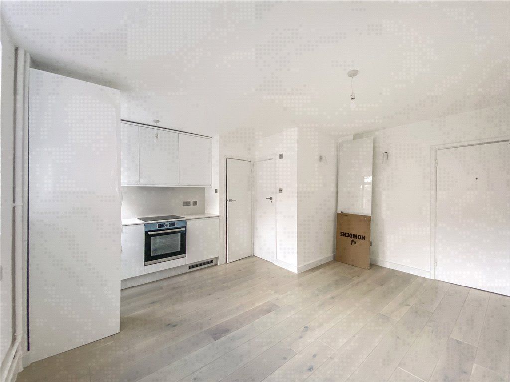 Property photo 3 of 8 Kitchen/Lounge