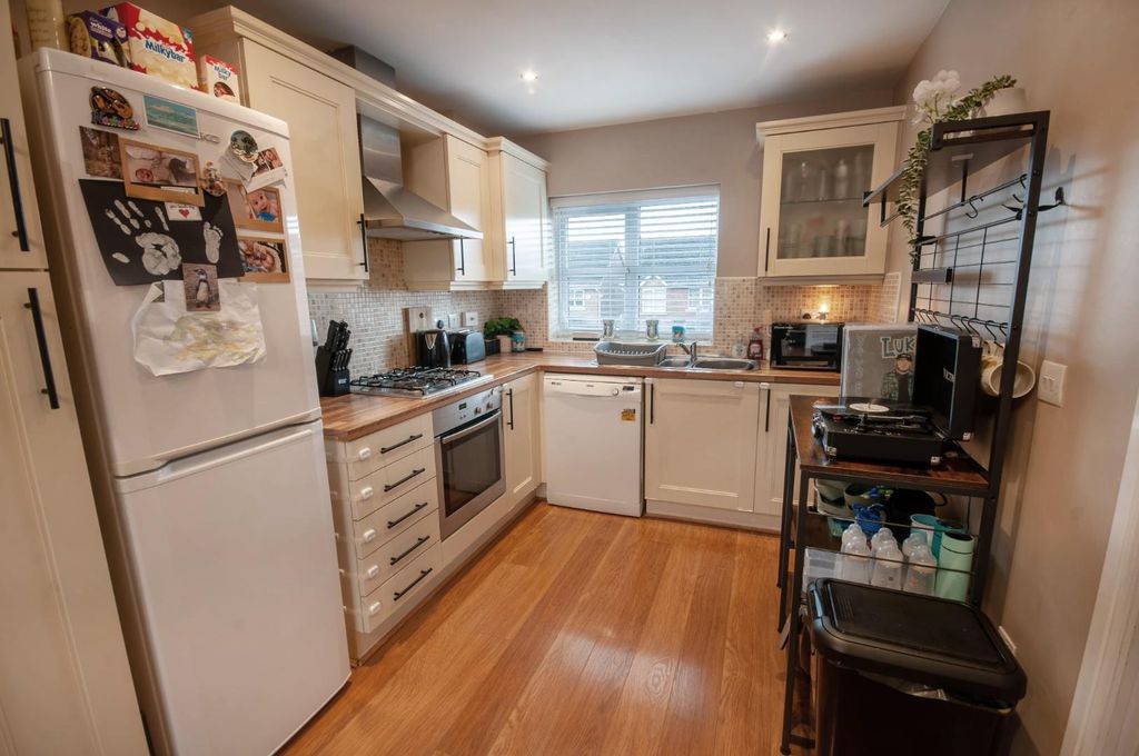 Property photo 3 of 17 Kitchen