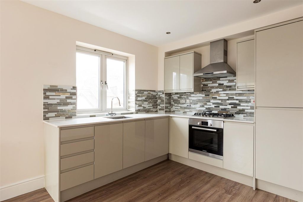 Property photo 3 of 21 Stainforth Road, E17