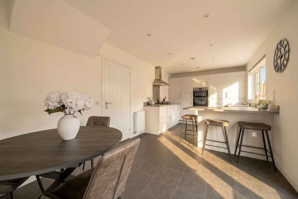 Property photo 2 of 40 Kitchen / Dining Area